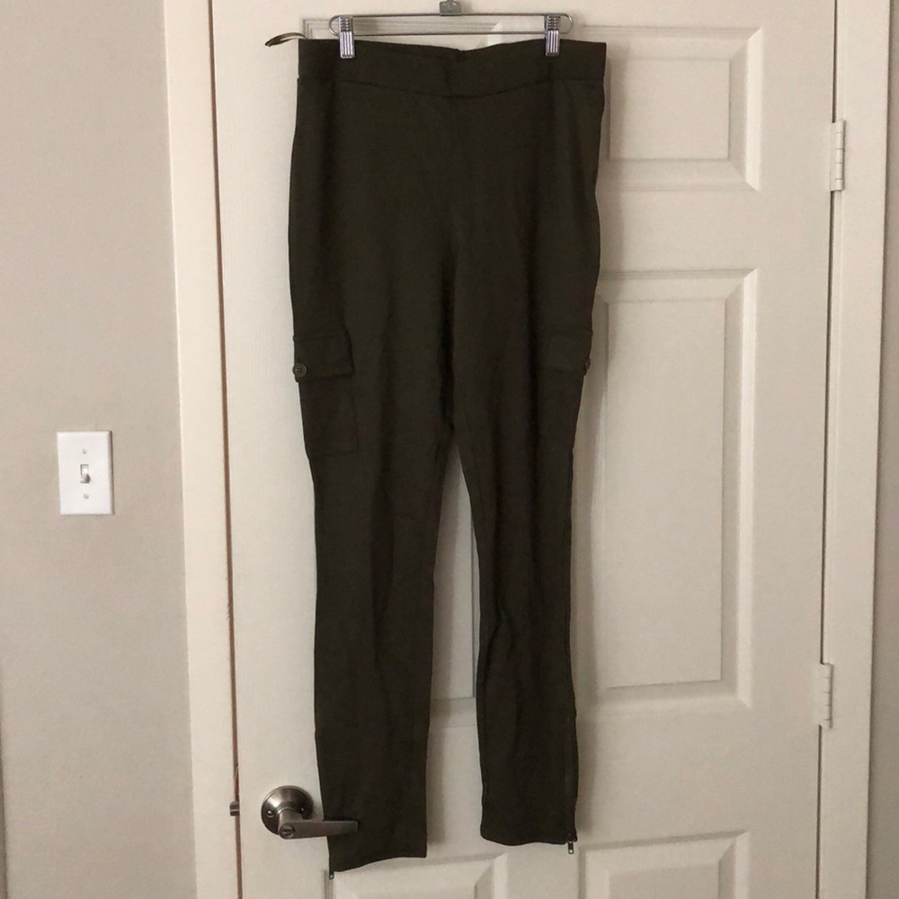 Never worn size medium green pants!! MAKE AN OFFER